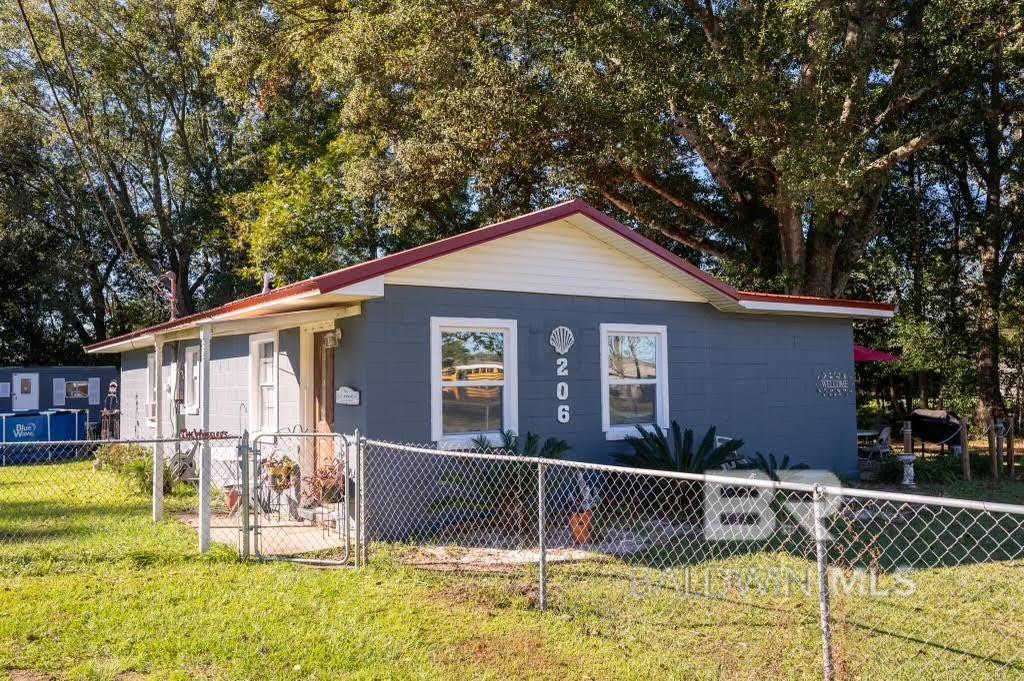 ranch-style home with a front yard