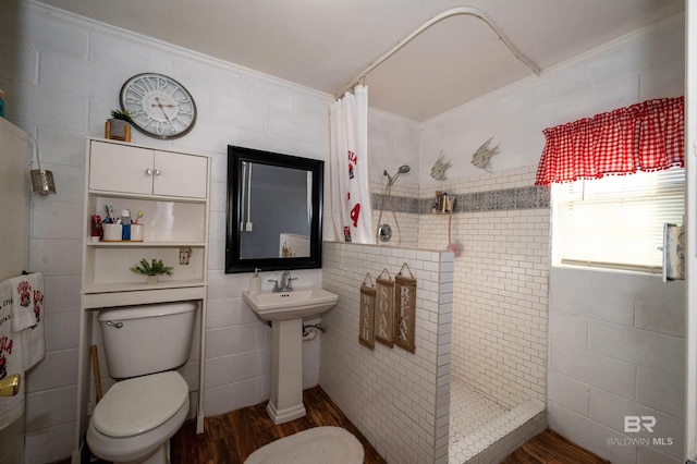 bathroom featuring a shower with shower curtain, hardwood / wood-style floors, toilet, and ornamental molding