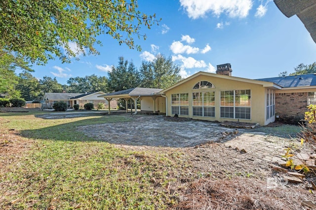 ranch-style home featuring a front lawn