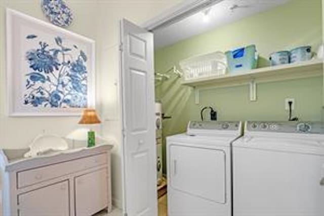 clothes washing area with electric dryer hookup and washer and clothes dryer