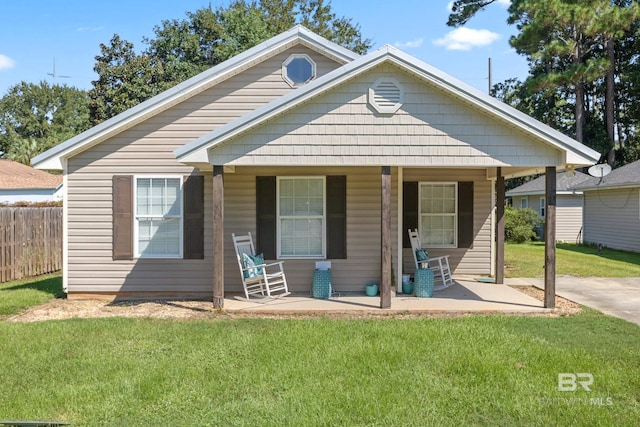 bungalow-style home featuring a front lawn and a porch