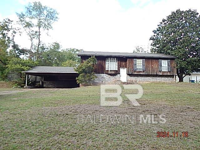 view of front facade featuring a front lawn