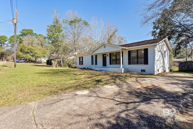 ranch-style house featuring brick siding, crawl space, and a front yard