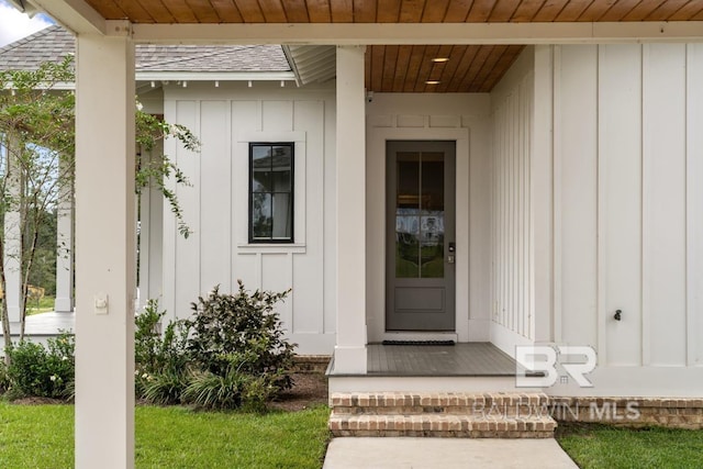 21151 Caveletti Cir, Fairhope, AL 36532 - entrance to property featuring board and batten siding and a shingled roof