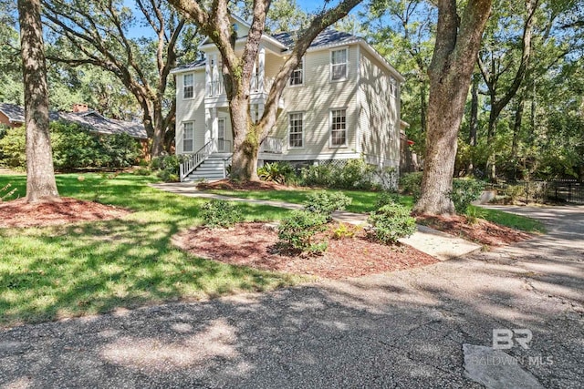 view of front of property with a front yard