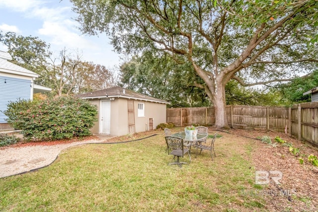 view of yard featuring an outdoor structure