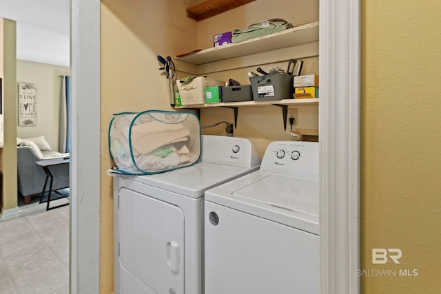 washroom featuring washing machine and clothes dryer