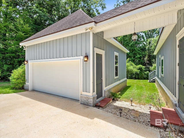 view of side of property featuring a lawn