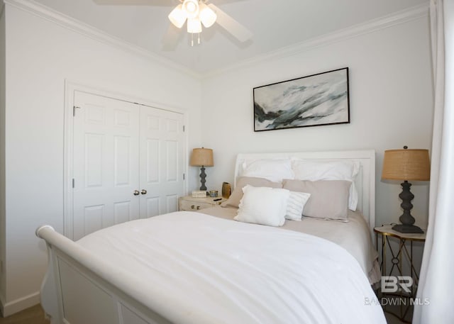 bedroom featuring a closet, crown molding, and ceiling fan