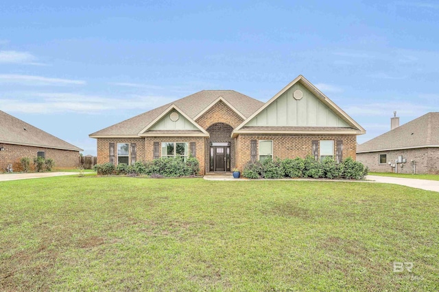 view of front facade featuring a front lawn