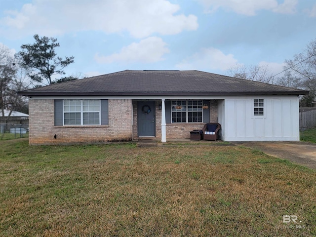 single story home with a front lawn