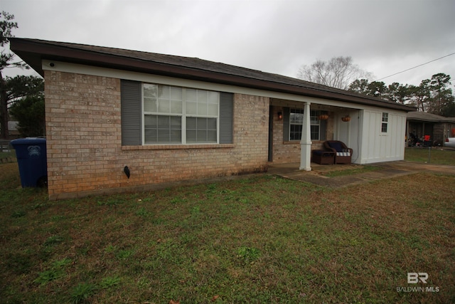 single story home featuring a front lawn