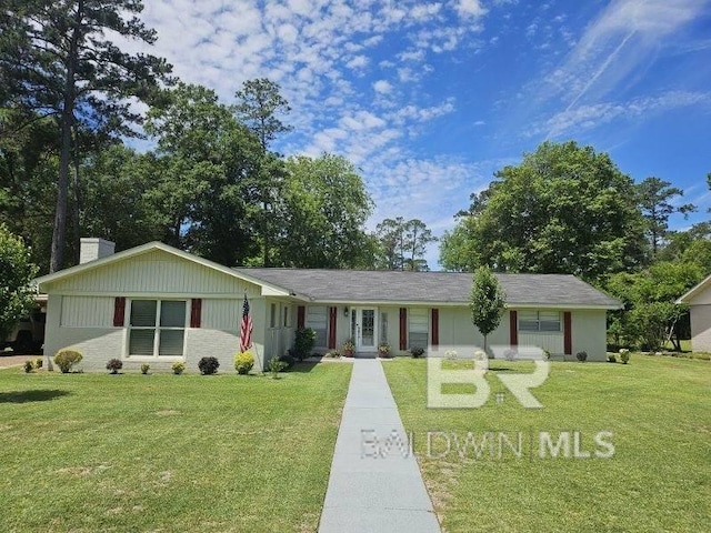 ranch-style home featuring a front lawn