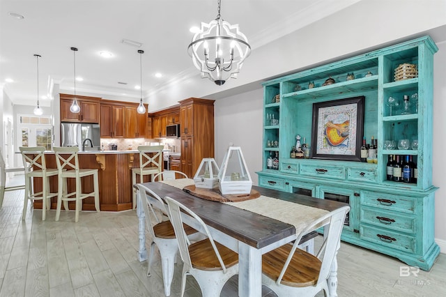 dining room with visible vents, an inviting chandelier, crown molding, light wood-style floors, and recessed lighting