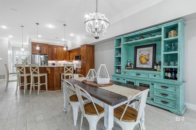 dining space featuring visible vents, ornamental molding, light wood-style floors, a chandelier, and recessed lighting