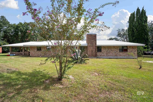 view of front of house featuring a front lawn