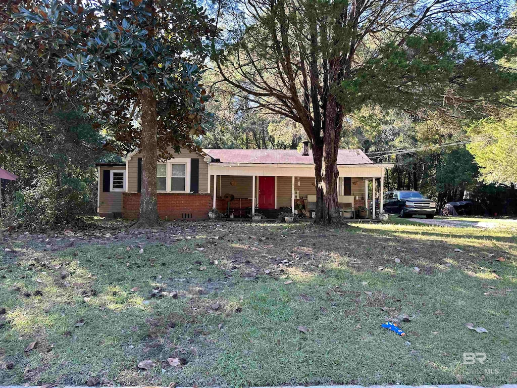 view of front of home featuring a front lawn and covered porch