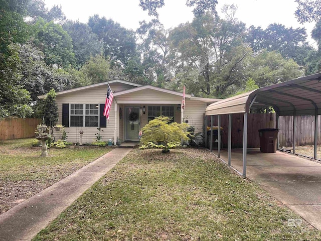 view of front of property featuring a carport and a front yard