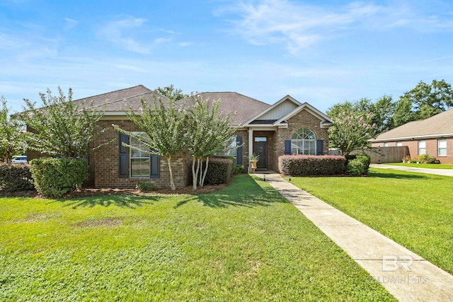 view of front of property featuring a front lawn