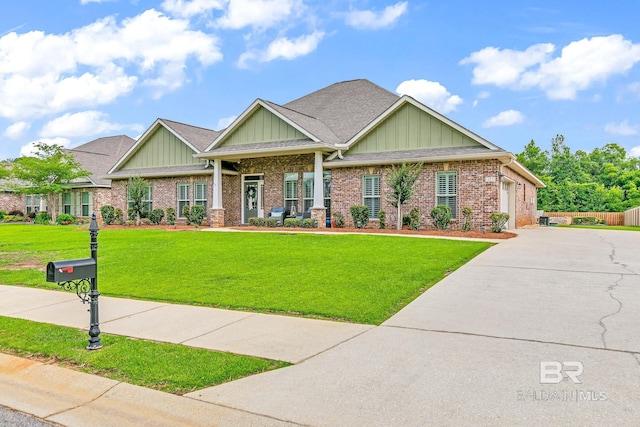 craftsman-style house featuring a front yard