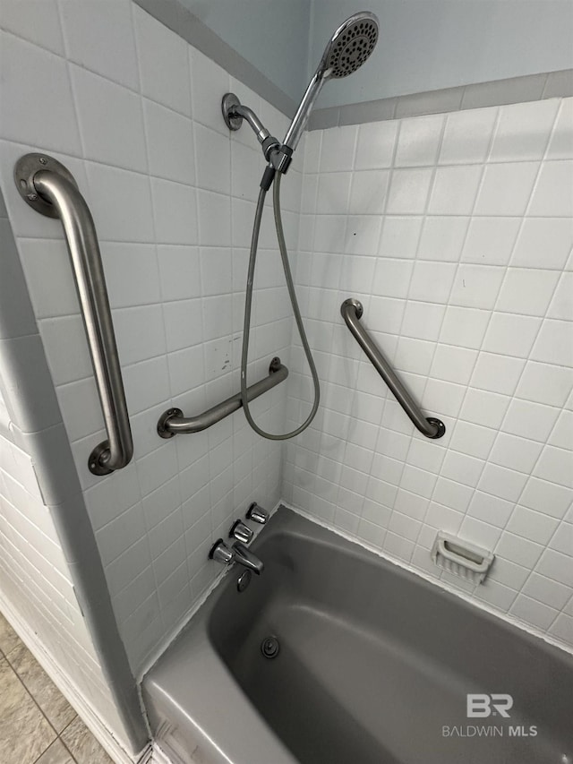 bathroom with tiled shower / bath