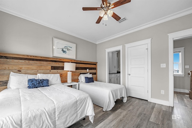 bedroom with visible vents, light wood-style flooring, ornamental molding, ensuite bath, and baseboards