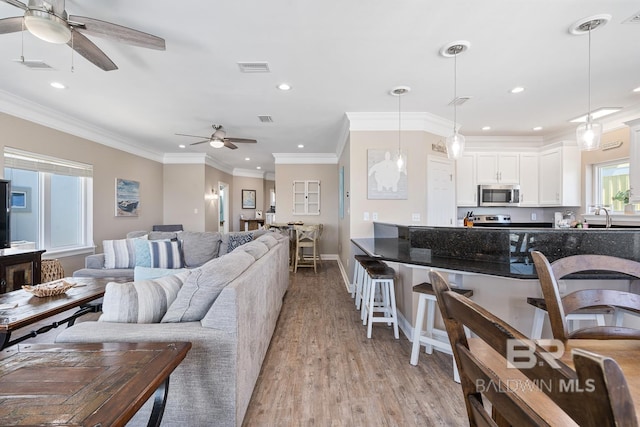 1402 W Dune Dr, Gulf Shores, AL 36542 - living area featuring light wood-type flooring, baseboards, visible vents, recessed lighting, and ceiling fan