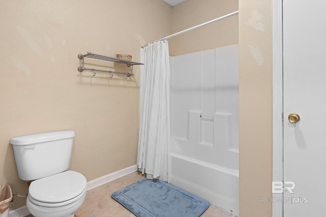 24675 Ulrich Ln, Elberta, AL 36530 - bathroom featuring toilet, shower / bath combo, and baseboards