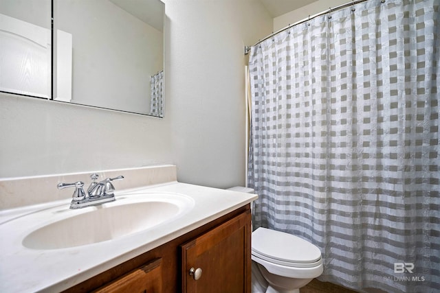 full bath with toilet, vanity, and curtained shower