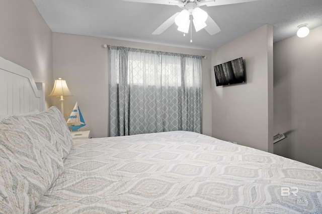 bedroom featuring ceiling fan and a textured ceiling