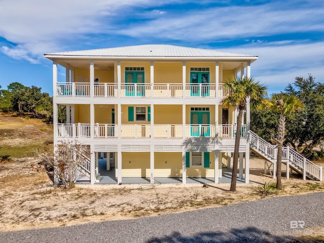 view of front of property featuring a balcony