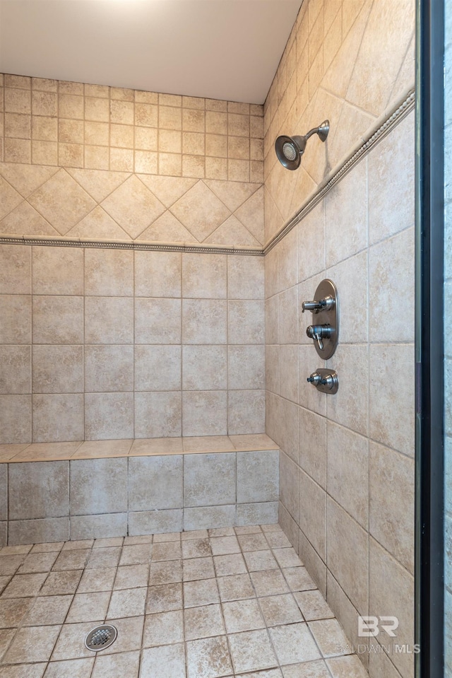 bathroom featuring tiled shower