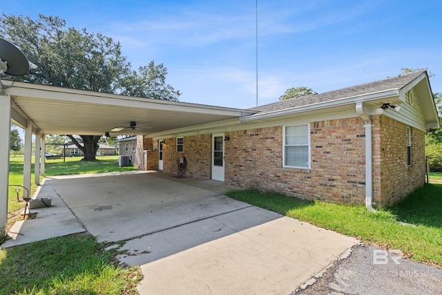 ranch-style home featuring a front lawn and cooling unit