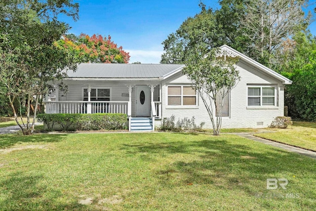 view of front facade featuring a front lawn