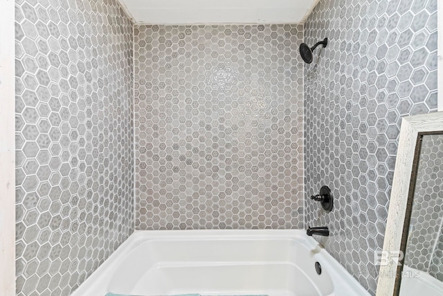 bathroom with tiled shower / bath