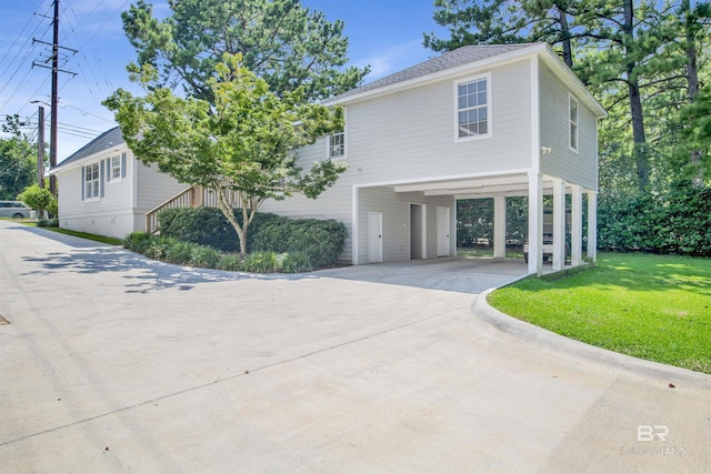 view of front of property featuring a carport and a front yard