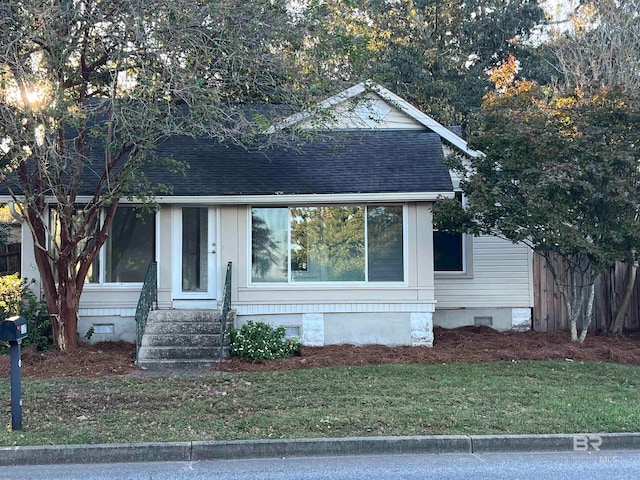 view of front facade featuring a front yard