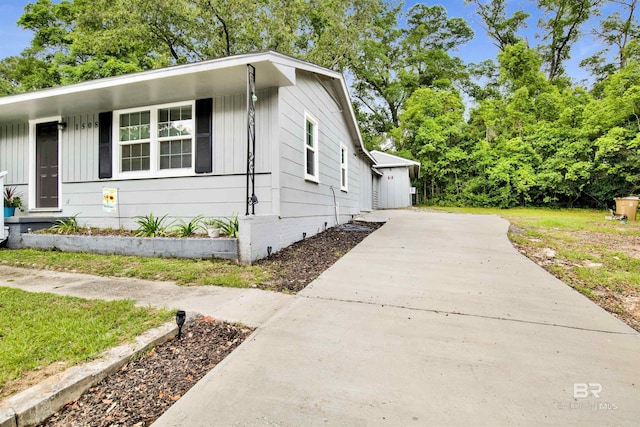 1508 Phillips Ln, Mobile, AL 36618 - view of front of house with driveway and board and batten siding