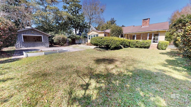 view of yard featuring an outbuilding