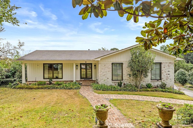 ranch-style house featuring a front yard