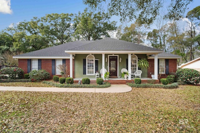 single story home featuring a porch and a front lawn