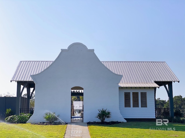 view of front facade with a front lawn