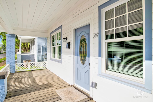 entrance to property featuring covered porch