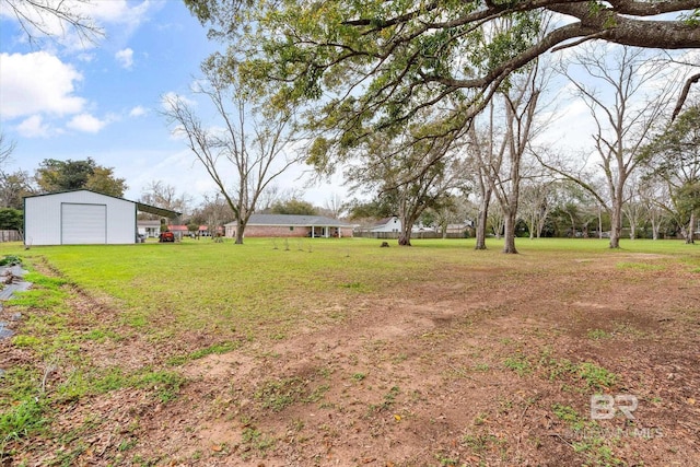 view of yard with an outbuilding