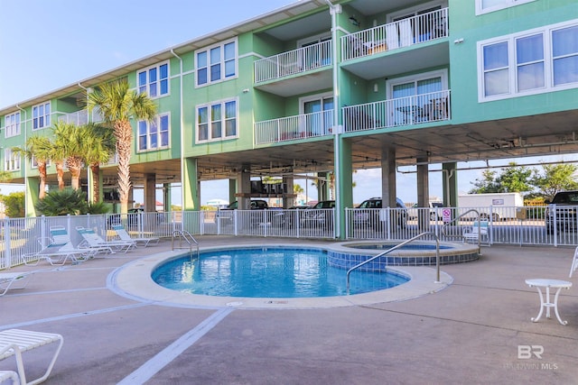 view of swimming pool