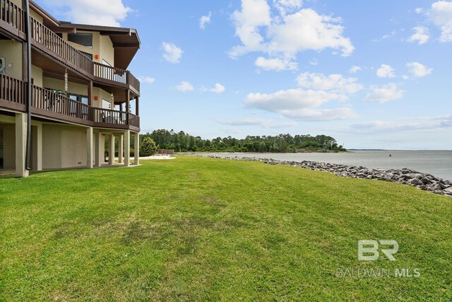 view of grassy yard featuring a water view