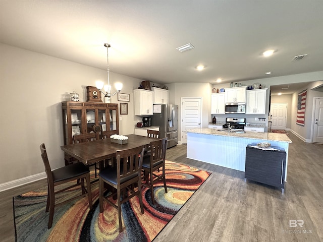 dining space with a notable chandelier, recessed lighting, visible vents, dark wood-type flooring, and baseboards