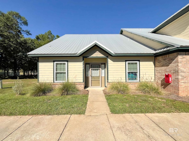 view of front of house with a front yard