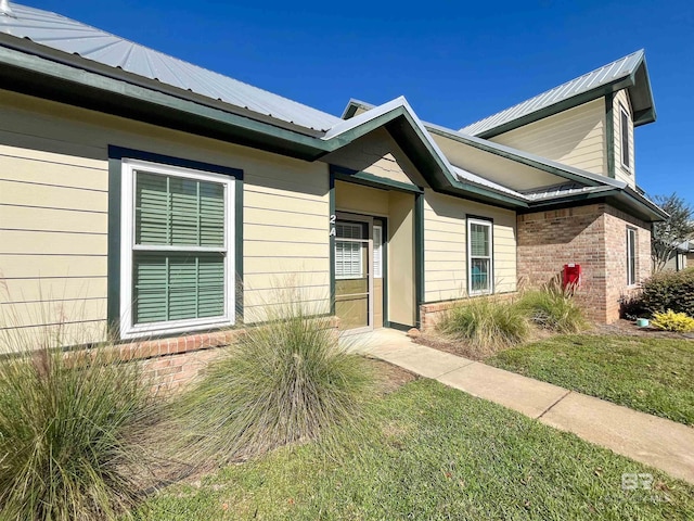 view of front of home featuring a front lawn