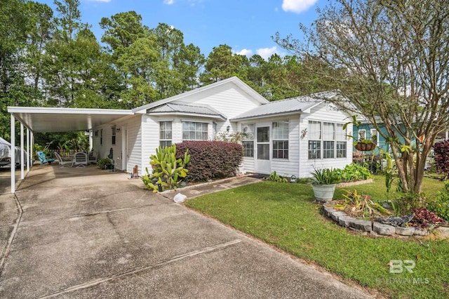 view of front facade featuring a front lawn and a carport